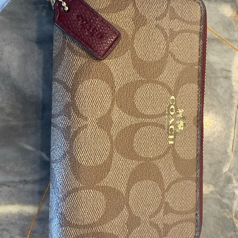 LARGE New Coach Tan and Brown Signature Zip Wallet - Picture 5 of 12